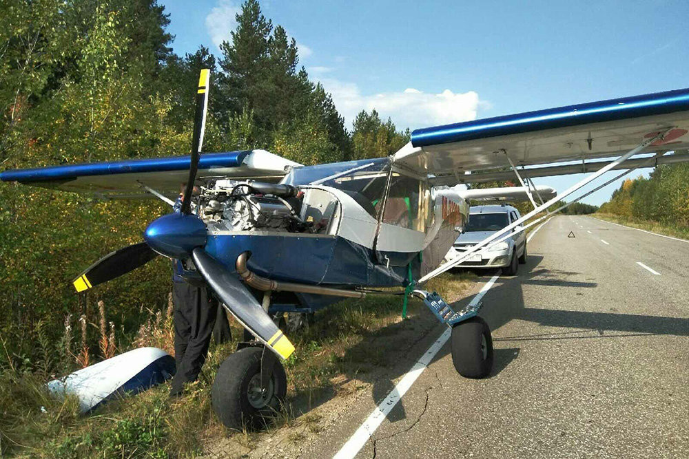 Самолет совершил аварийную посадку на трассе в Коми